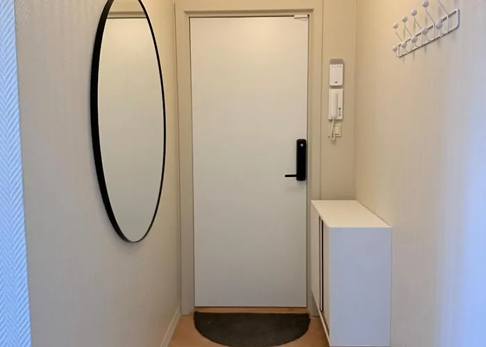 Bright, Cozy And Close To The Center 3-room Apartment! Διαμέρισμα *